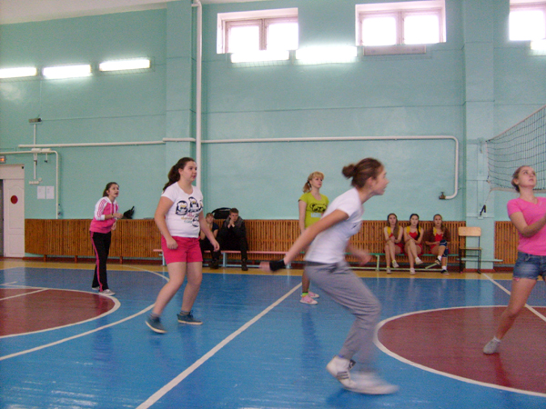 Команда девушек принимает мяч. Волейбол среди учащихся школ и ССУЗов - 2013
