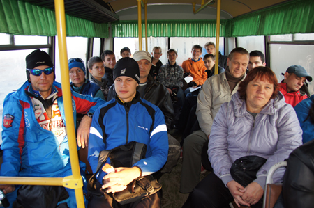 Кросс-кантри 2014. Участники соревнования в автобусе едут на старт.